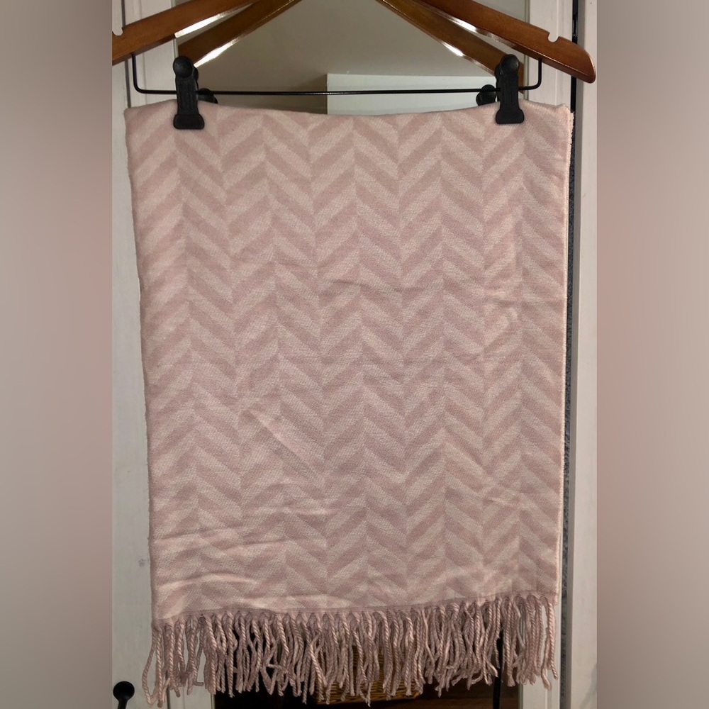 BNWT Love & Lore Indigo Pink Chevron Fringe Scarf - O/S - Picture 8 of 14